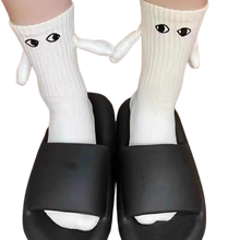 Charger l'image dans la galerie, Cette image illustre un couple amoureux portant des chaussettes assorties. La femme arbore une paire de chaussettes magnétiques mignonnes, tandis que l'homme porte une paire similaire. Leur complicité est évidente, tout comme leur bonheur d'être ensemble. Ces chaussettes assorties symbolisent leur connexion et leur affection mutuelle. Un cadeau parfait pour un couple qui aime partager chaque moment ensemble