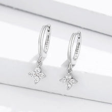 Charger l'image dans la galerie, Boucles oreilles fleur argent portées - Pendantes zirconium acier 316L hypoallergéniques confort quotidien femme