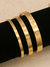 Charger l'image dans la galerie, bracelet chic femme porté au poignet – bijou raffiné