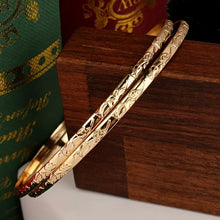 Charger l'image dans la galerie, Bracelet doré femme avec look casual – bijou chic au quotidien