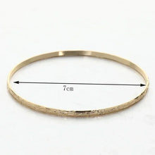 Charger l'image dans la galerie, Zoom sur bracelet plaqué or – texture lisse et éclat doré