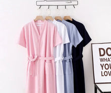 Charger l'image dans la galerie, peignoir femme doux et élégant sur fond blanc