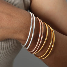 Charger l'image dans la galerie, bracelet chic pour femme porté au poignet – bijou tendance 2025