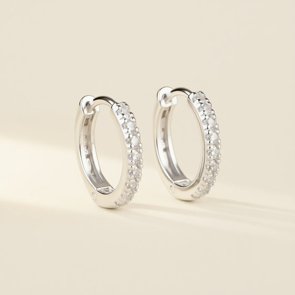 Créoles Anneau de Lumière argent 925 pavées de zircons, la paire, sur fond crème
