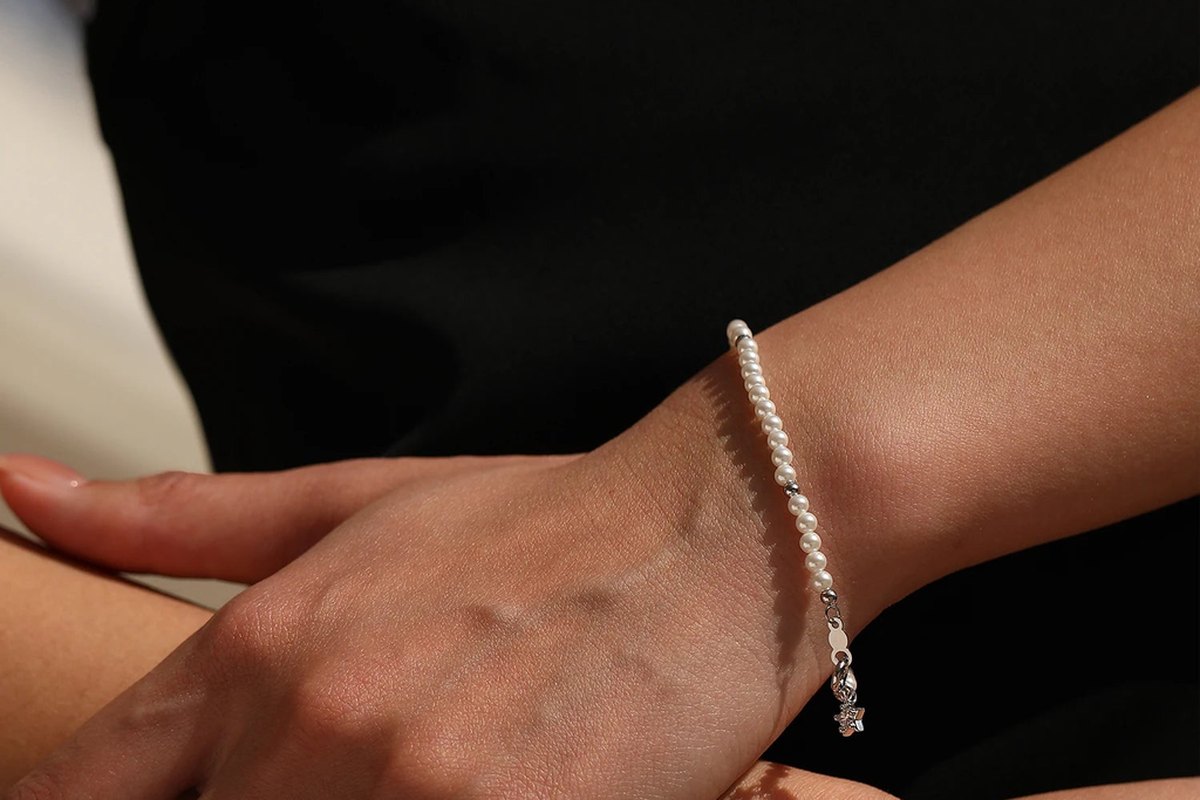Bracelet Fil d'Étoiles avec perles d'imitation, porté au poignet, charm étoile