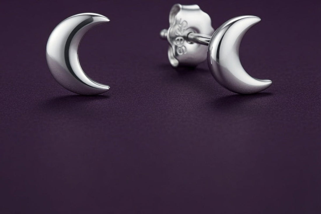 Puces Premier Ciel croissant de lune, argent 925 poli, la paire sur fond aubergine