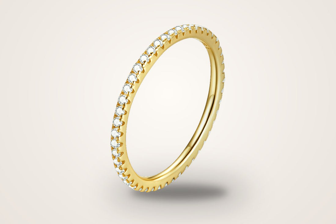 Bague Tour de Lumière, finition dorée, éternité pavée de zirconium cubique