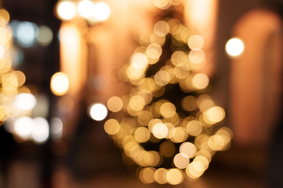 Lumières d'un sapin de Noël floues dans un intérieur chaleureux
