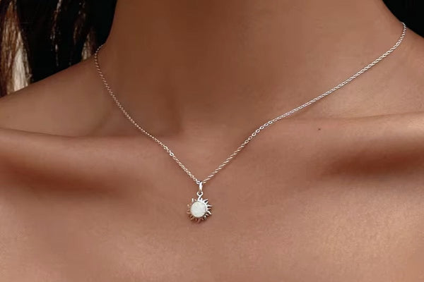 Quel collier porter selon ton encolure : col V, rond, carré, bateau