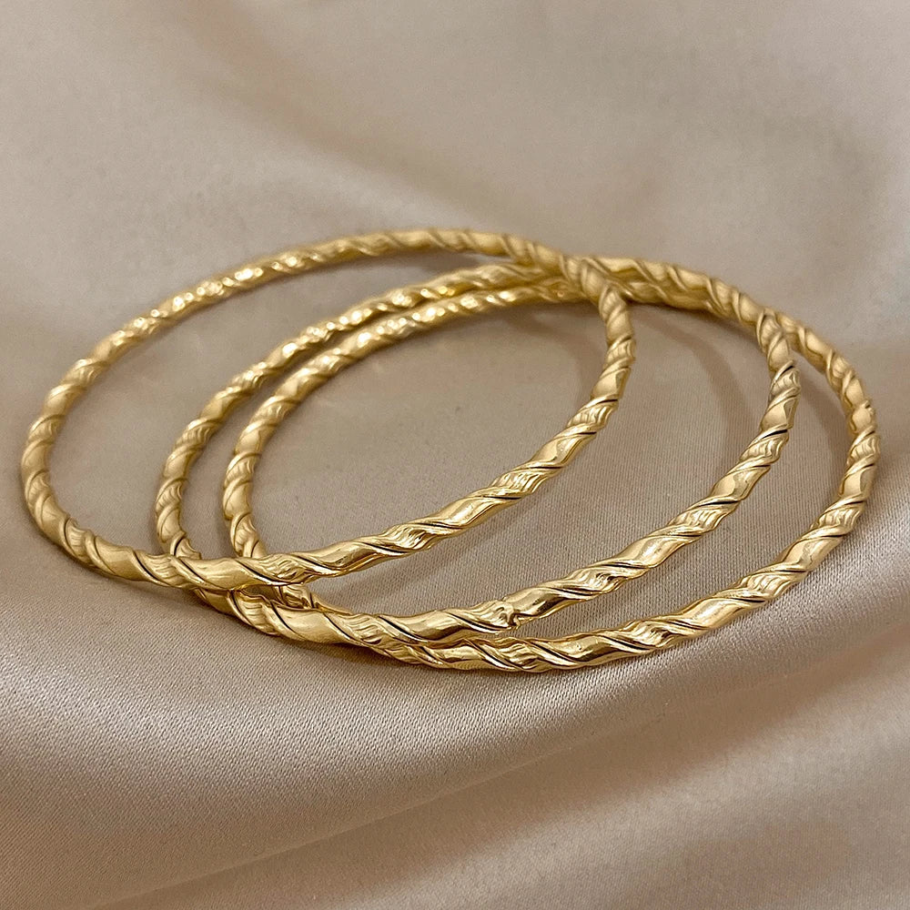 Bracelet tibétain porté – accessoire spirituel pour femme moderne