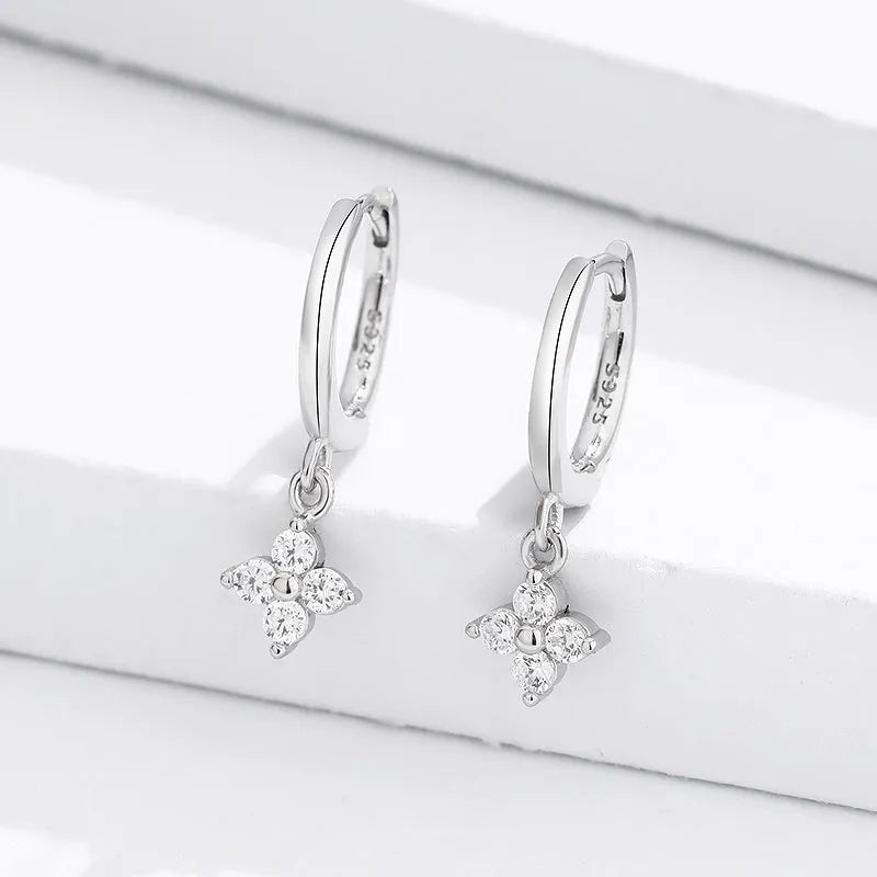 Boucles oreilles fleur argent portées - Pendantes zirconium acier 316L hypoallergéniques confort quotidien femme
