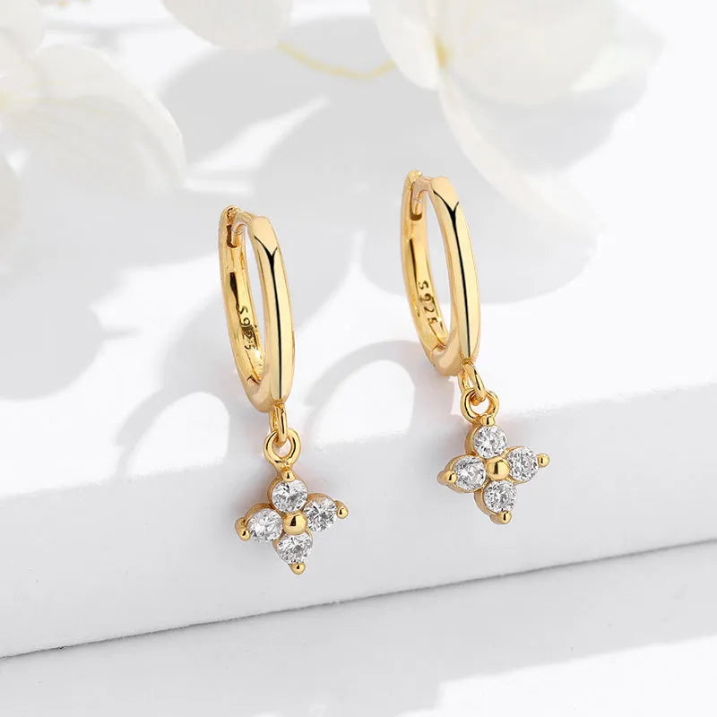 Boucles Floraison fleur en zircon, coloris or, vue de la finition - Luminori