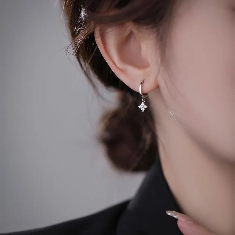 Boucles Floraison, gros plan sur les pétales et le zircon brillant - Luminori
