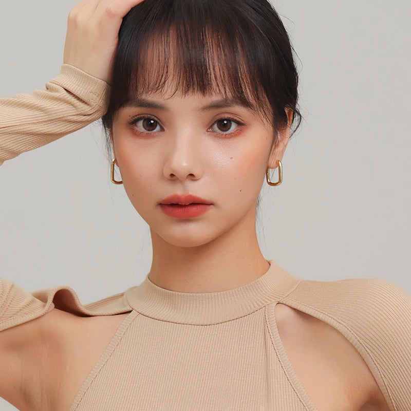 Boucles d'oreilles créoles argent 925 portées - Style classique élégant timbre 925 - Luminori
