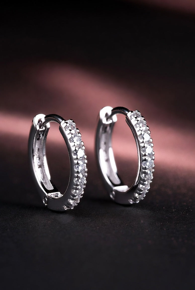 Créoles huggie « Anneau de Lumière » en argent 925 pavées de zirconium