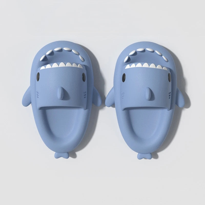 Pantoufle requin kawaii bleue portée - Design mignon EVA léger confort - Luminori
