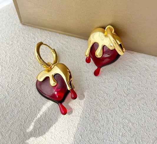 Boucles d'oreilles cœur acrylique romantique - Pendantes vintage tendance sur fond blanc - Luminori
