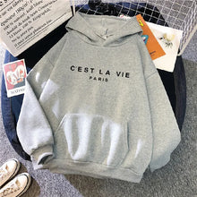 Charger l&#39;image dans la galerie, Sweat à capuche assortis C&#39;est La Vie gris
