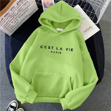 Charger l&#39;image dans la galerie, Sweat à capuche assortis C&#39;est La Vie vert
