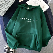 Charger l&#39;image dans la galerie, Sweat à capuche assortis C&#39;est La Vie vert fonce
