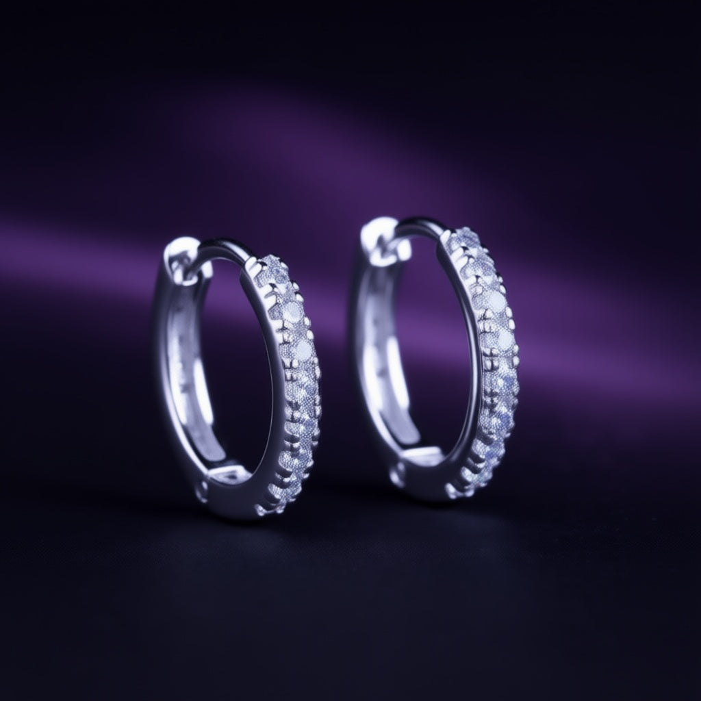 Créoles Anneau de Lumière argent 925 pavées de zircons, la paire, sur fond aubergine