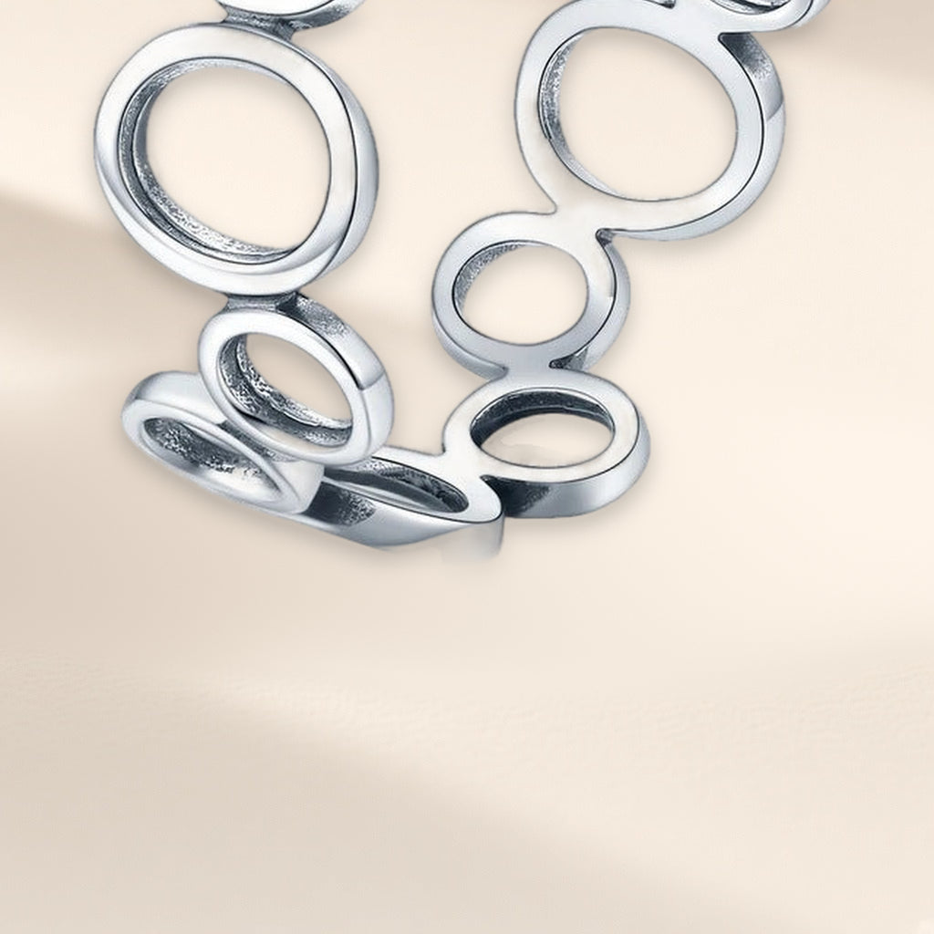 Bague Ricochets vue de dessus : cercles évidés de tailles différentes, reliés en ronde