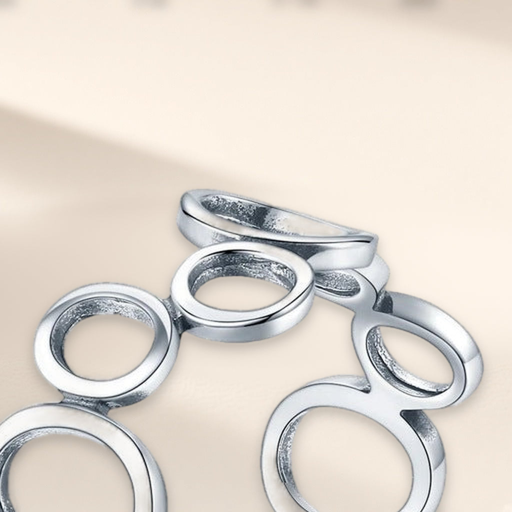 Bague Ricochets en gros plan : les cercles évidés et leurs bords polis