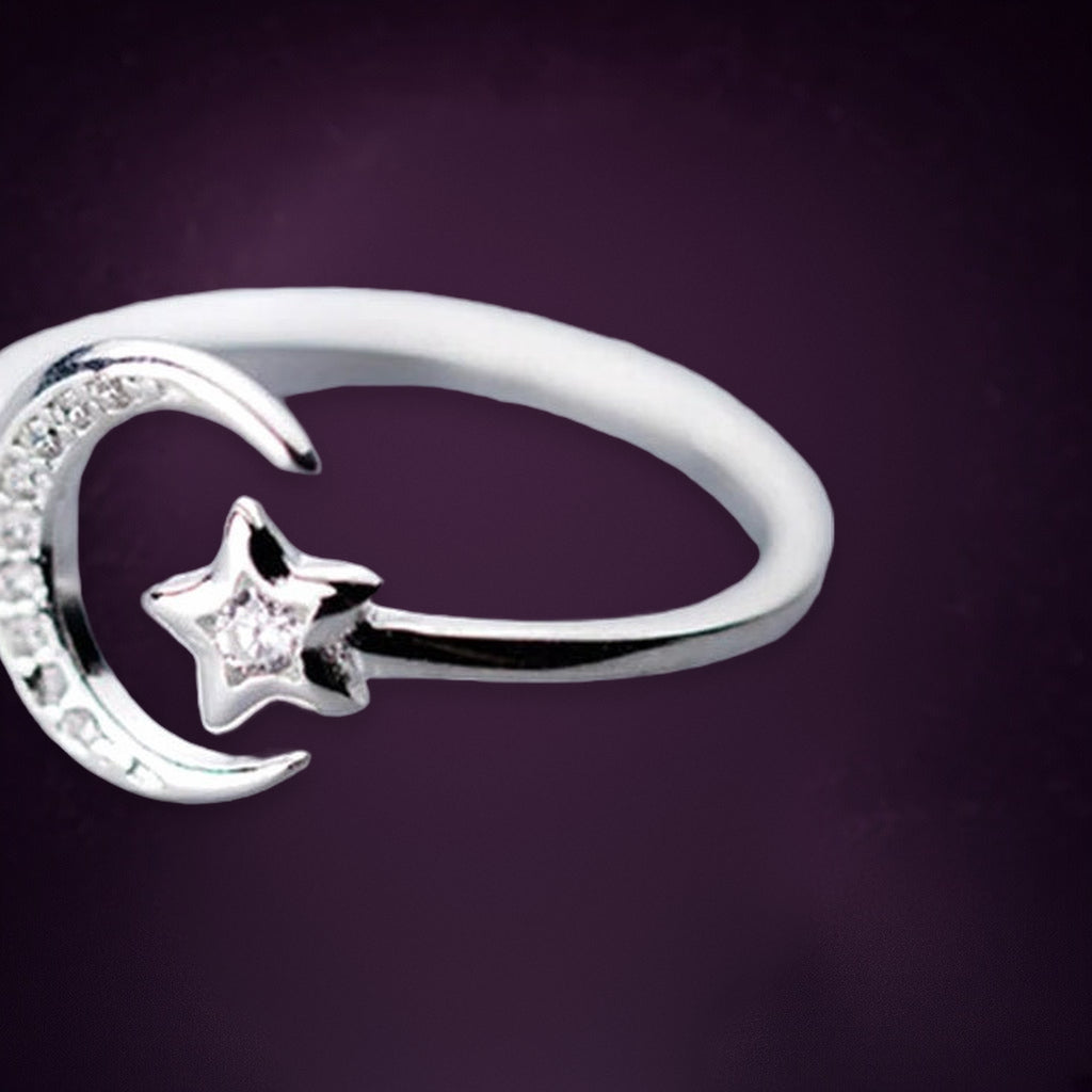 Bague Berceau de Lune vue de côté : anneau ouvert, croissant serti de petites pierres et étoile au centre rosé
