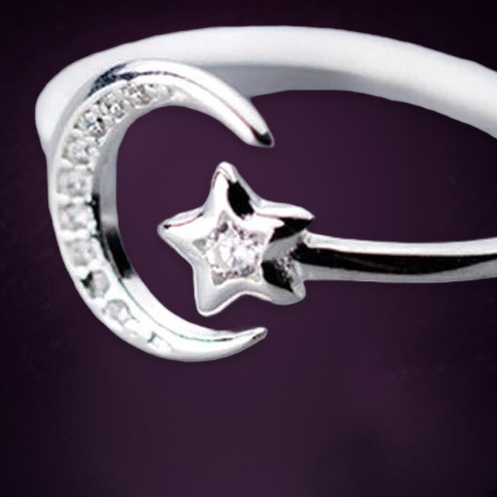 Bague Berceau de Lune en gros plan : le croissant serti de petites pierres et l'étoile au centre rosé
