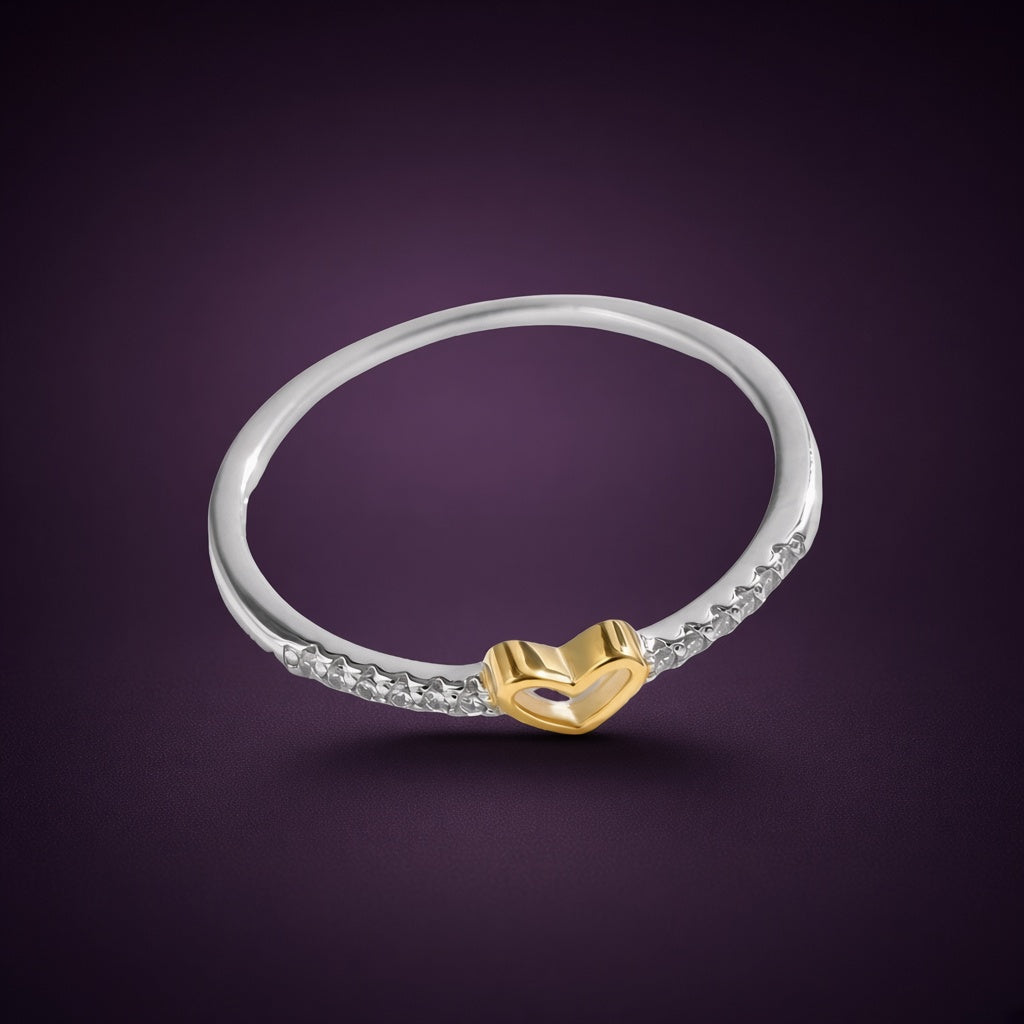 Bague Clin d'Œil argent 925, cœur ajouré à finition dorée au milieu d'une ligne de zirconiums cubiques, sur fond aubergine