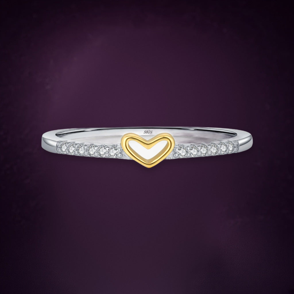 Bague Clin d'Œil vue de face : cœur ajouré doré au milieu d'une ligne de petites pierres claires
