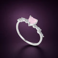 Bague Églantine argent 925, cœur rose en pierre d'imitation au bout d'une branche de zirconiums cubiques, sur fond aubergine