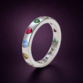 Bague Confettis argent 925, petits cœurs en zirconium cubique rose, bleu, jaune et vert sertis dans l'anneau, sur fond aubergine