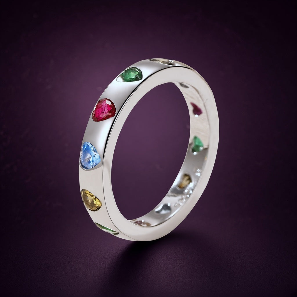Bague Confettis argent 925, petits cœurs en zirconium cubique rose, bleu, jaune et vert sertis dans l'anneau, sur fond aubergine