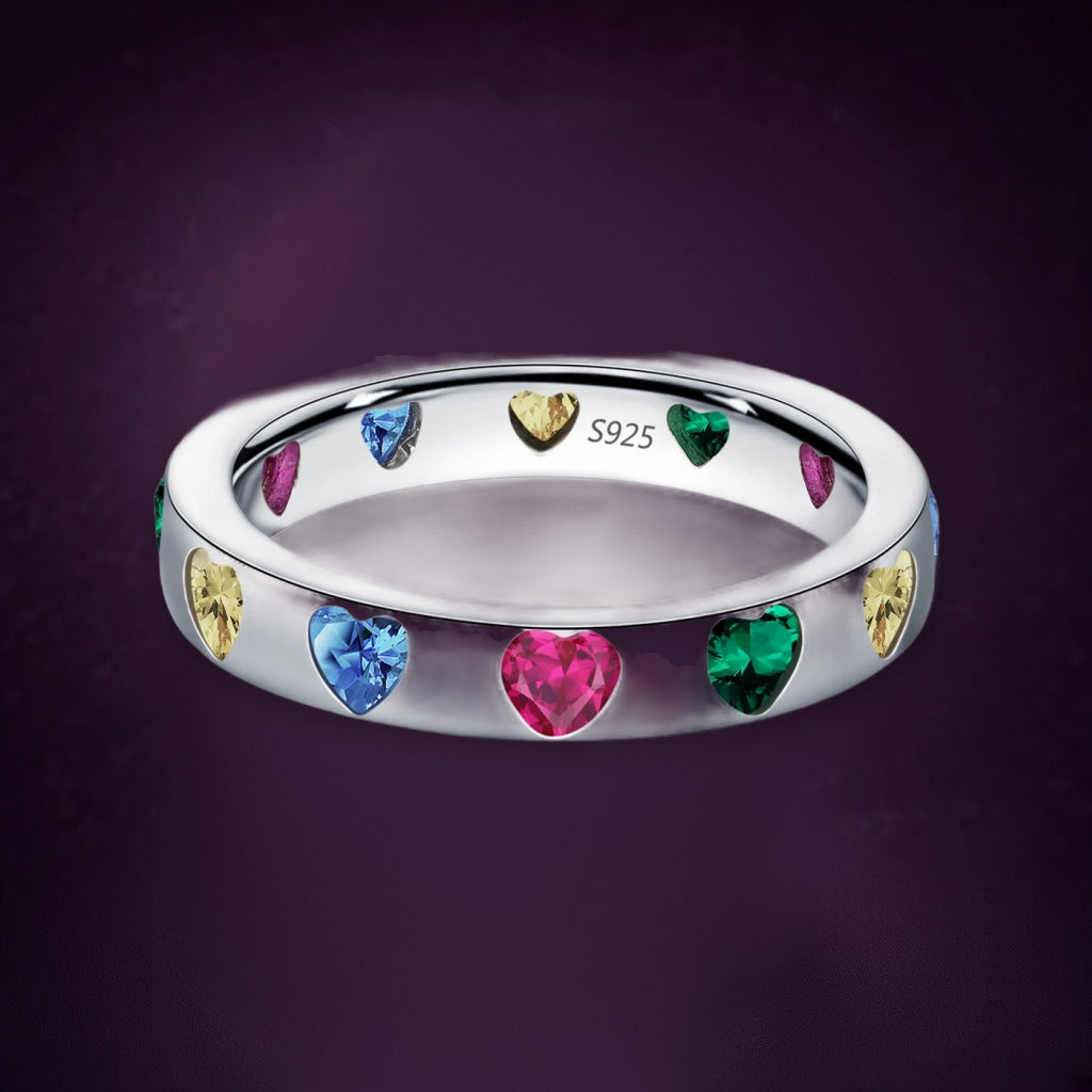 Bague Confettis vue de biais : petits cœurs rose, bleu, jaune et vert sertis tout autour de l'anneau