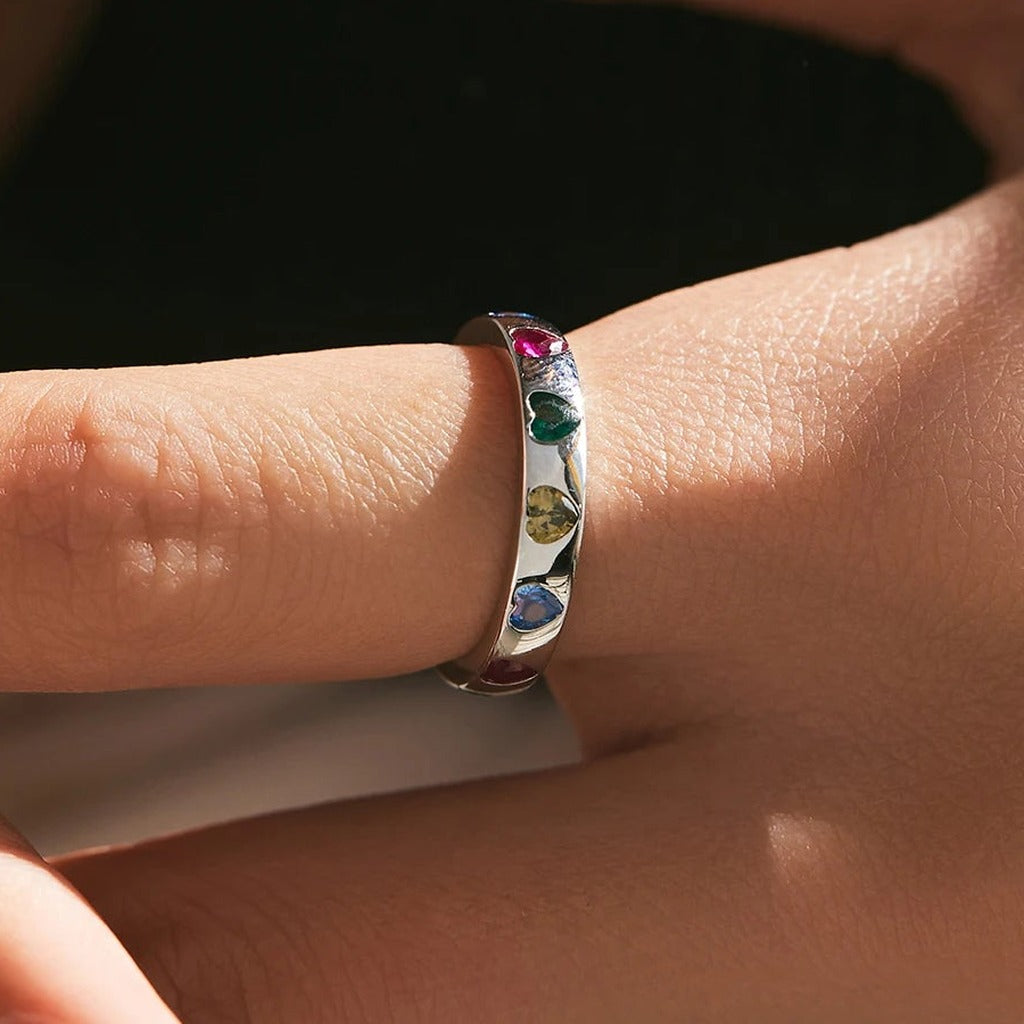 Bague Confettis portée au doigt : les petits cœurs de couleur sur l'anneau