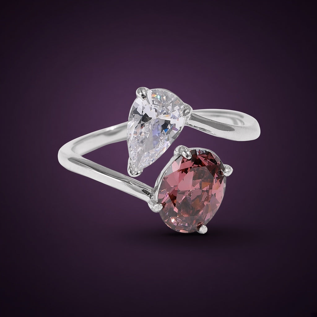 Bague Embellie argent 925, zirconium cubique ovale rose et goutte incolore sur deux branches croisées, sur fond aubergine