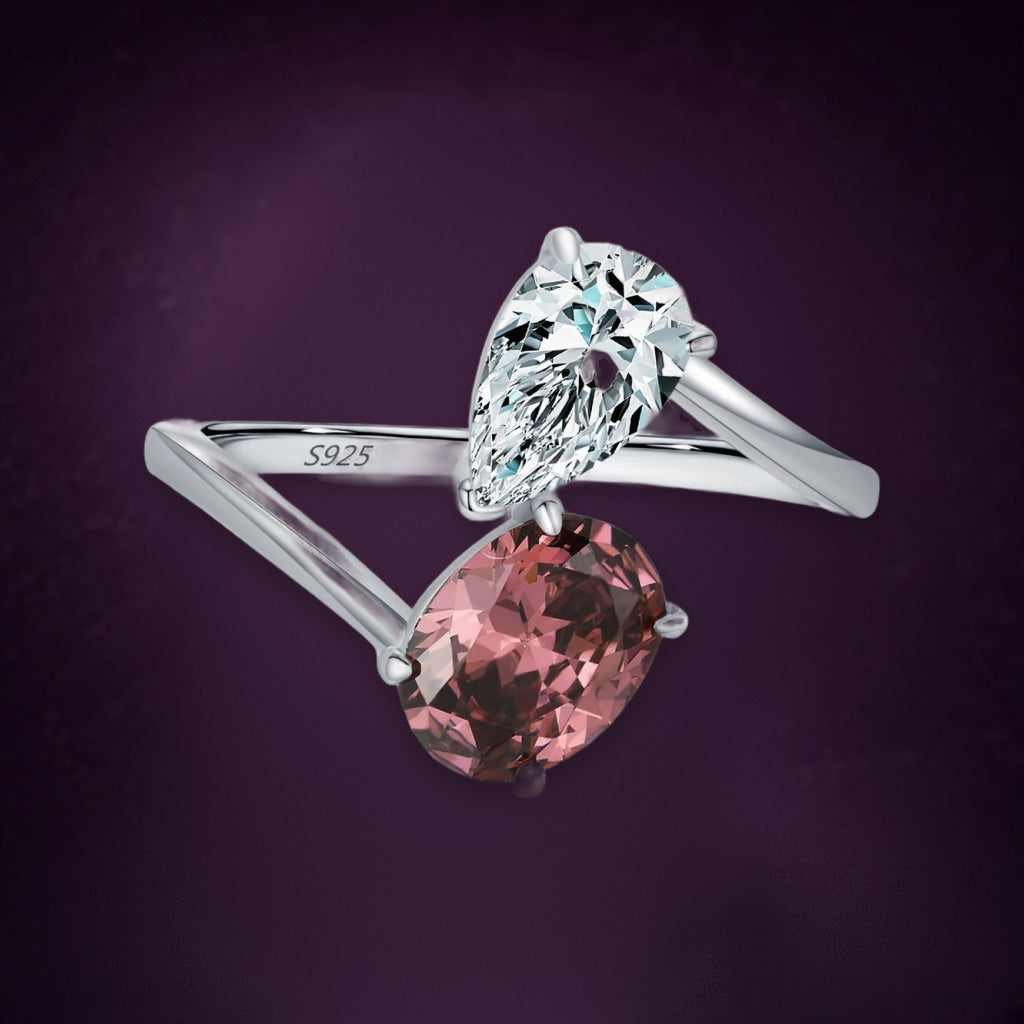Bague Embellie vue de face : goutte claire et ovale rose posés sur deux branches croisées