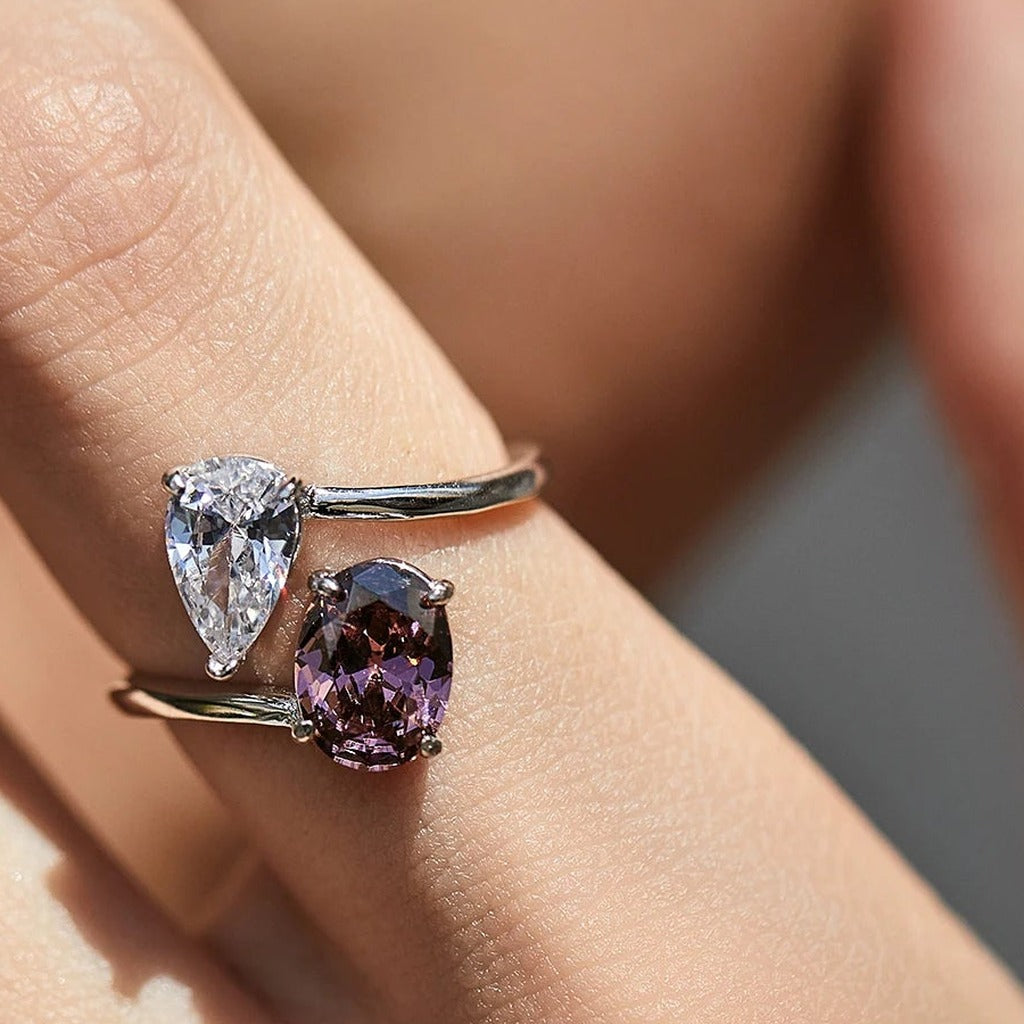 Bague Embellie portée au doigt : la goutte claire et l'ovale rose de part et d'autre