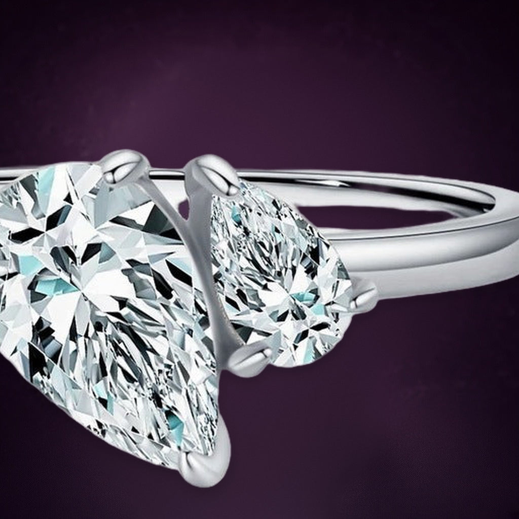 Bague Giboulée en gros plan : deux gouttes claires, une grande et une petite, posées tête-bêche