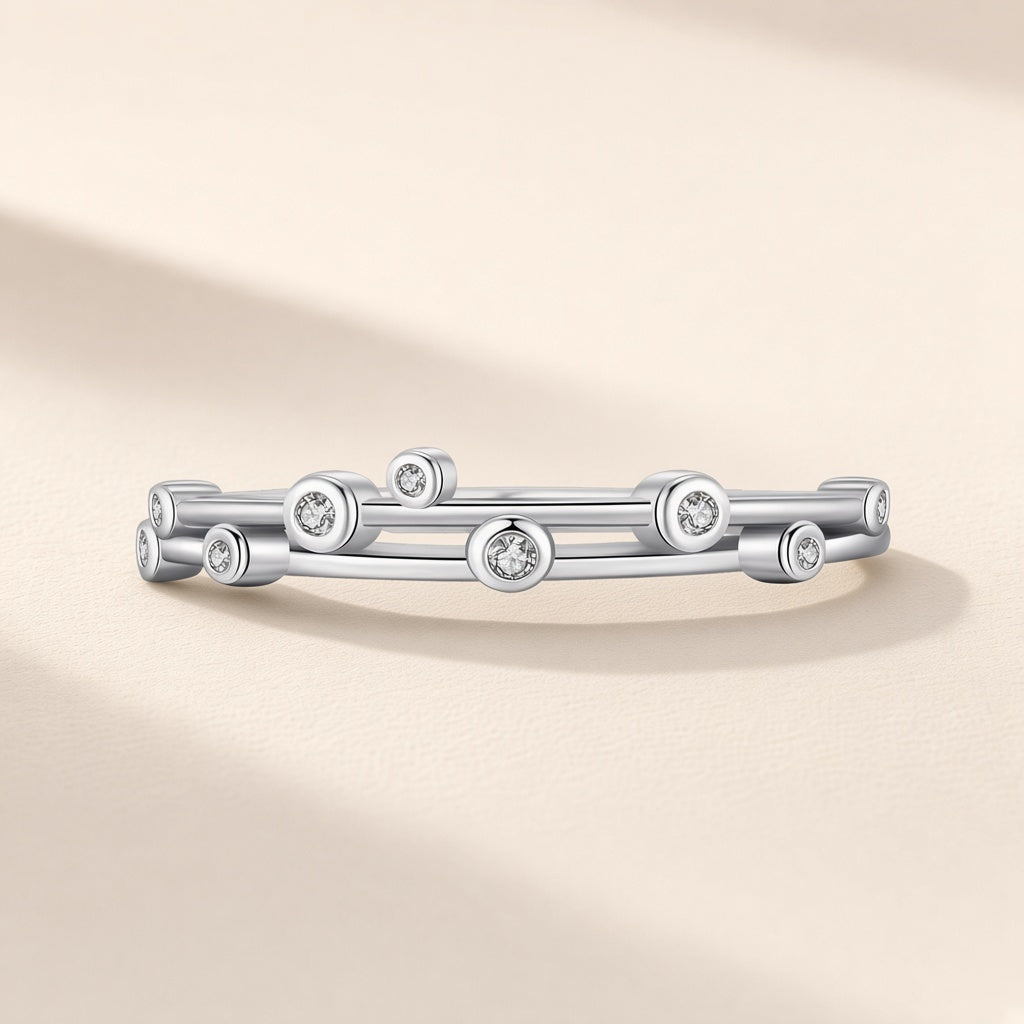 Bague Deux Orbites argent 925, double anneau fin semé de zirconiums cubiques sertis clos, sur fond crème
