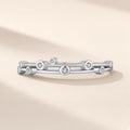 Bague Deux Orbites argent 925, double anneau fin semé de zirconiums cubiques sertis clos, sur fond crème