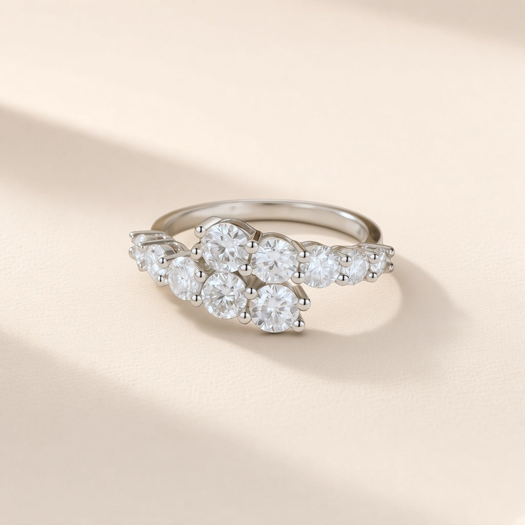 Bague Cascade argent 925, dix moissanites synthétiques rondes sur deux rangs décalés qui grandissent vers le centre, sur fond crème