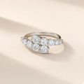 Bague Cascade argent 925, dix moissanites synthétiques rondes sur deux rangs décalés qui grandissent vers le centre, sur fond crème