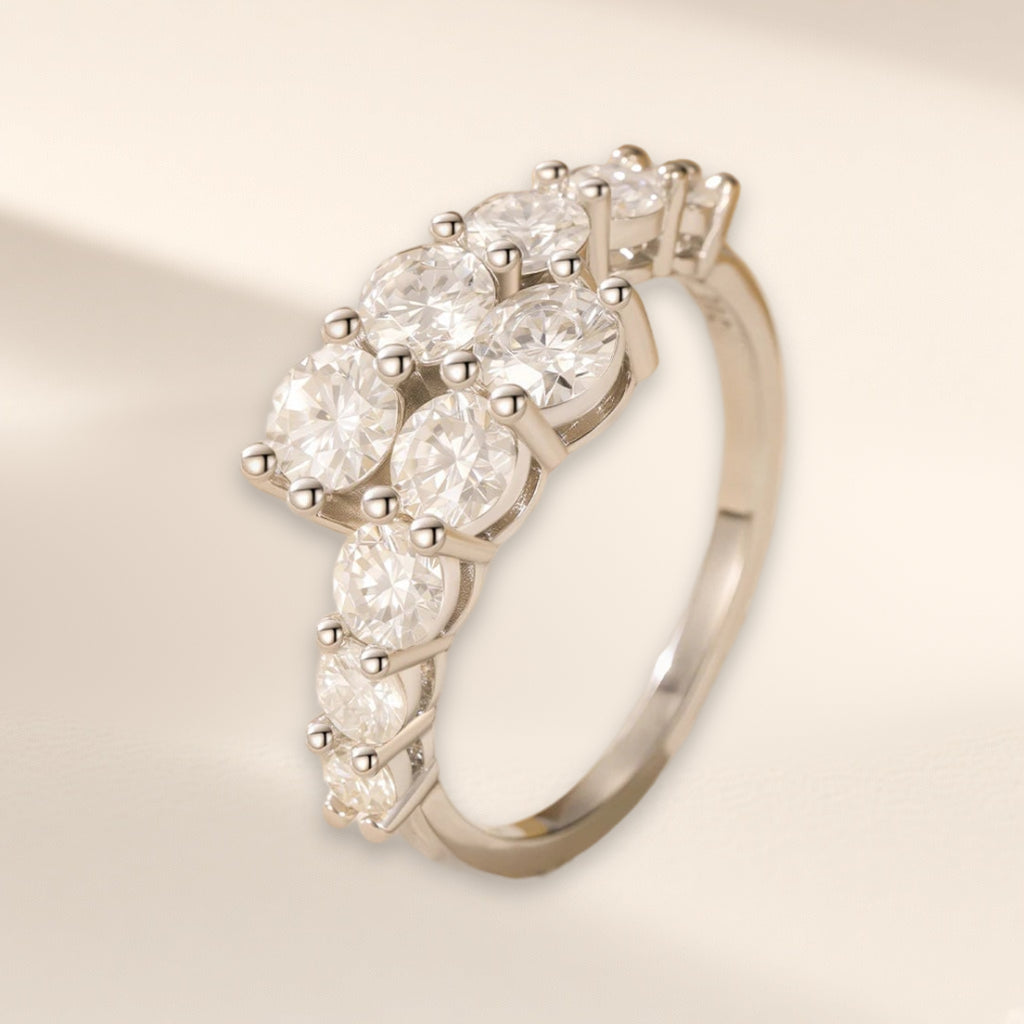 Bague Cascade vue de trois quarts : deux rangs décalés de pierres rondes claires qui grandissent vers le centre