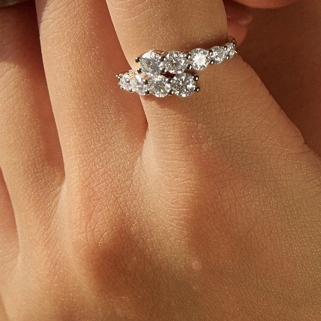 Bague Cascade portée au doigt : les deux rangs de pierres rondes en diagonale