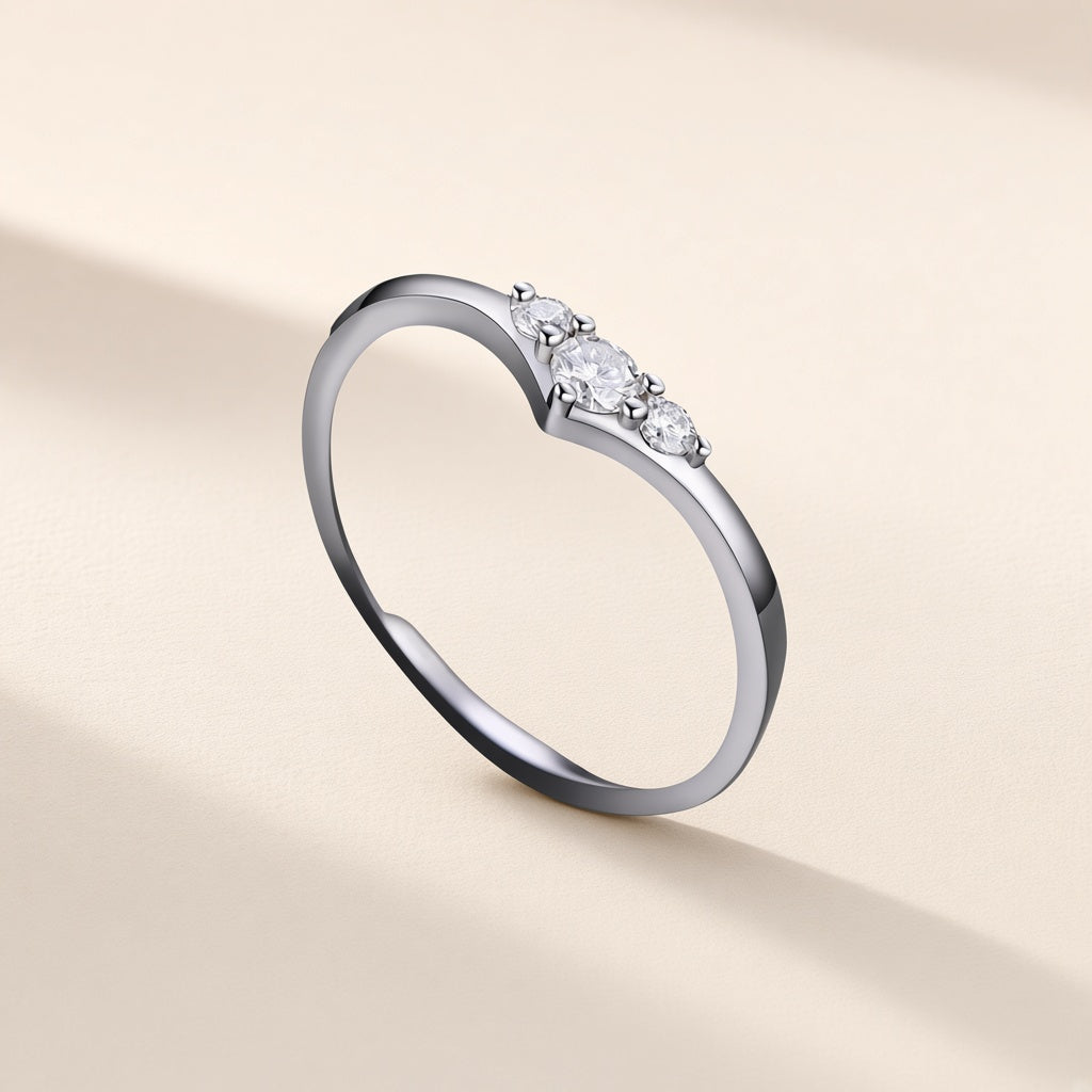 Bague Envol argent 925, anneau fin qui plonge en V, trois moissanites synthétiques rondes à la pointe, sur fond crème