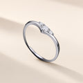 Bague Envol argent 925, anneau fin qui plonge en V, trois moissanites synthétiques rondes à la pointe, sur fond crème