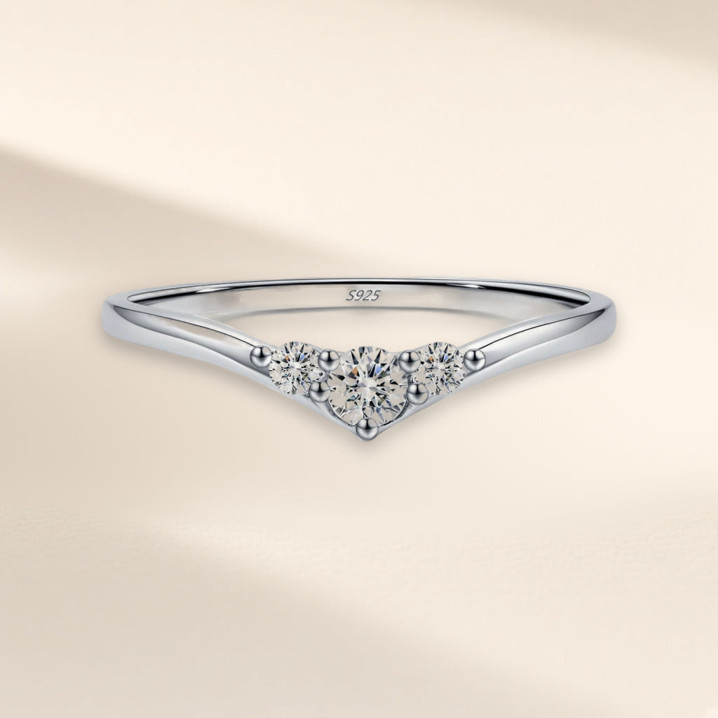 Bague Envol vue de face : anneau fin en V, trois pierres rondes claires à la pointe