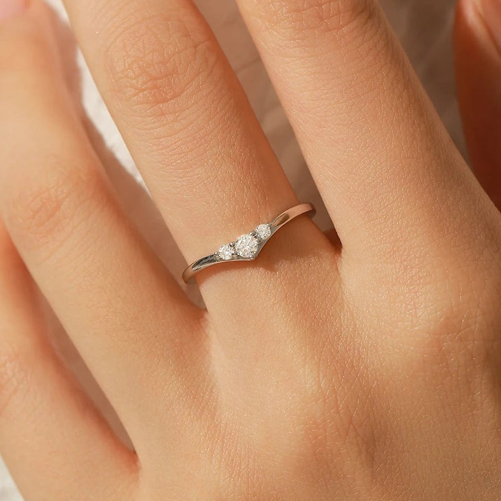 Bague Envol portée au doigt : la pointe en V et ses trois petites pierres